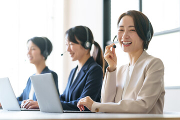 女性　オペレーター