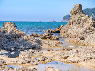海岸の岩と青い海