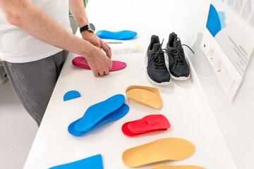 Orthopedic insoles. Fitting orthotic insoles. Flatfoot treatment. Podiatry clinic.