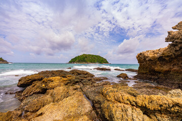 .Around the island there are large rocks surrounding it. When a big wave hits, the water splashes and bursts into tall foam, looking beautiful and frightening. sandbars connect to the island...