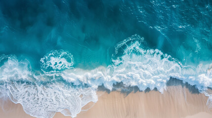 Naklejka premium Aerial view of colorful waves crashing in sea 