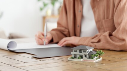 不動産の契約ををする男性の手元