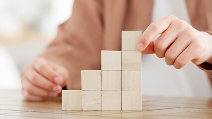 積み木を積み上げる男性