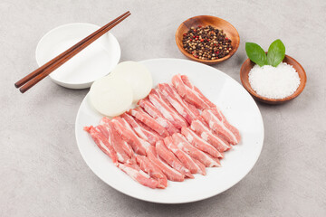   The meat attached to the joint between the neck and loin of a pig. It is a pentagon-shaped piece of meat the size of a person's palm.