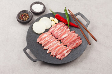   The meat attached to the joint between the neck and loin of a pig. It is a pentagon-shaped piece of meat the size of a person's palm.