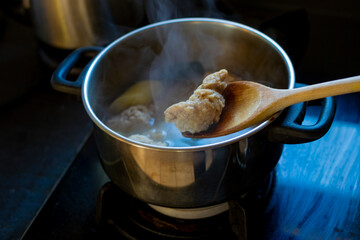 ソーセージとリーキを煮込む