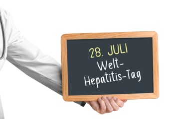 28.Juli, Welt-Hepatitis-Tag, Medizinischer Personal mit Kreidetafel, freigestellt