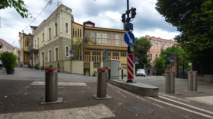 Automatic bollard guard posts are used to protect public and private property, as well as vulnerable areas, and act as both a physical and visual barrier.