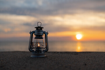 夕日の海とオイルランタン
