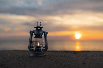 夕日の海とオイルランタン