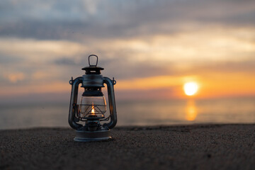 夕日の海とオイルランタン