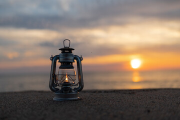 夕日の海とオイルランタン