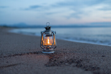 夕日の海とオイルランタン