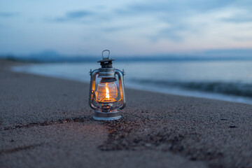 夕日の海とオイルランタン