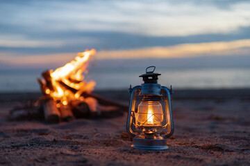 夕日の海とオイルランタン
