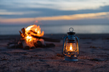 夕日の海とオイルランタン
