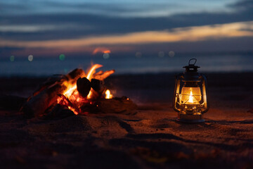 夕日の海とオイルランタン