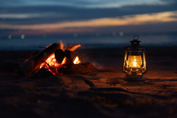 夕日の海とオイルランタン
