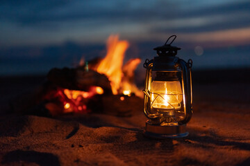 夕日の海とオイルランタン