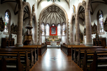 Blick in den Innenraum einer alten katholischen Kirche in Schenna Südtirol