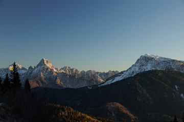 cime e catene montuose innevate lontane di un ambiente naturale di montagna nell'italia nord...