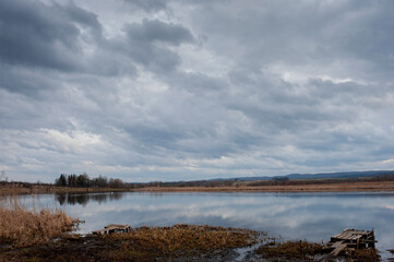 Obraz premium Evening over the lake, view of dark clouds moving with heavy rain.