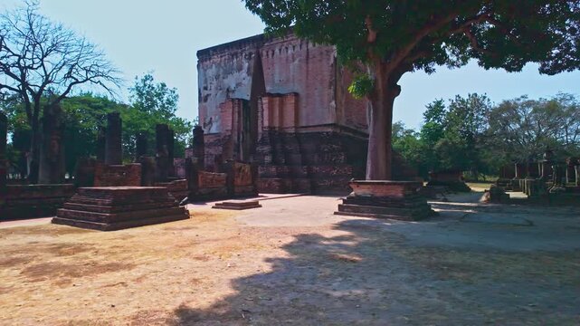 The exterior of the mandap houses the Buddha image inside. In various Buddhist traditions, mandaps can vary in their exterior designs. Some may feature intricate carvings and decorations.Wat Si Chum