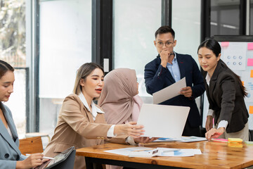 Business group Talk and consult to find solutions to work problems in the company.