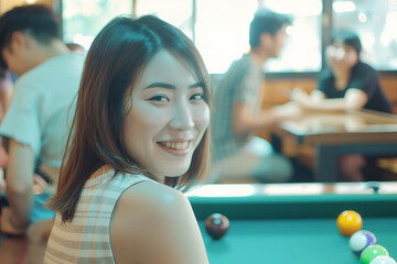 ビリヤード場で微笑む可愛いアジア人女性