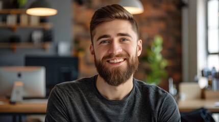 Obraz premium Smart, creative, startup employee, smiling, and deciding. Happy worker, innovative consultant, or entrepreneur with choice or solution
