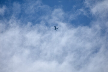 夏の雲の中を飛ぶ飛行機