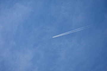 澄んだ青空と美しい飛行機雲