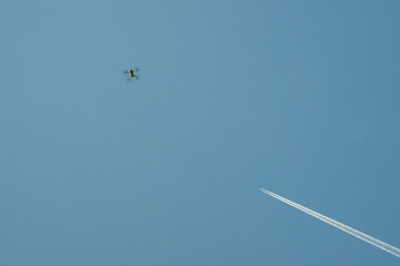 Drone à la rencontre d'un avion dans le ciel