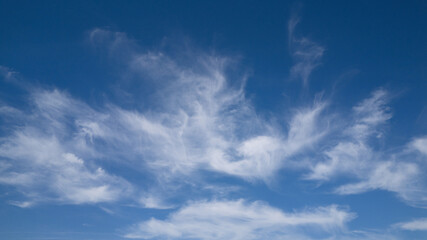 Obraz premium Ciel bleu avec de beaux nuages blancs qui se dessinent
