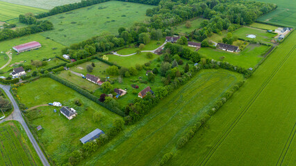 Vue aérienne de fermes des bocages de Normandie en France