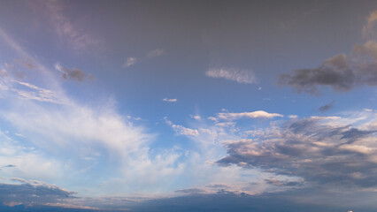 Vue du ciel bleu avec des nuages de traine en fin de journée