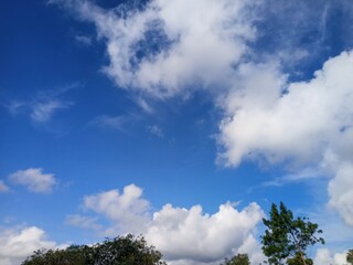 Obraz premium View of wispy clouds in the blue sky