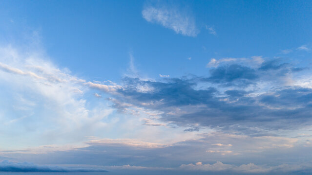 Vue du ciel bleu avec des nuages de traine en fin de journ&eacute;e