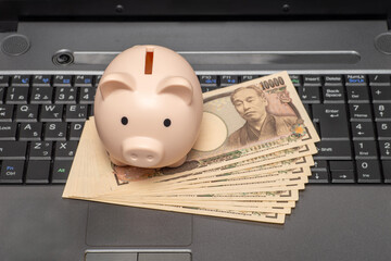 パソコンとお金のイメージ