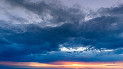 Vue aérienne du coucher de soleil sur fond dramatique très nuageux et orageux
