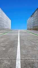 Obraz premium A wide, green lawn stretches between two rows of modern apartment buildings on a bright, sunny day.