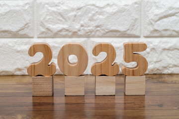 木製ブロックで2025年のイメージ