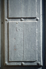 Casetón cuadrado en puerta de madera gris