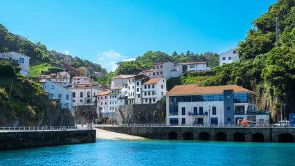 Vista del embarcadero para barcas del hermoso pueblo pesquero de Cudillero en Asturias, España