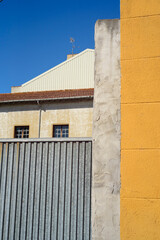 Muro de piedra y puerta de metal en conjunto de edificios viejos