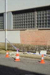 Zona acordonada por desprendimiento de fachada