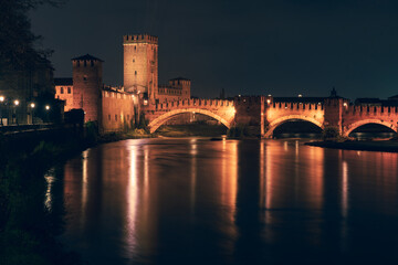 Obraz premium Night view of Ponte di Castelvecchio bridge in Verona