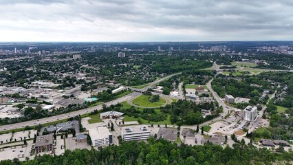 Obraz premium Aerial view of the cityscape of Waterloo with trees under cloudy sky in Ontario, Canada.