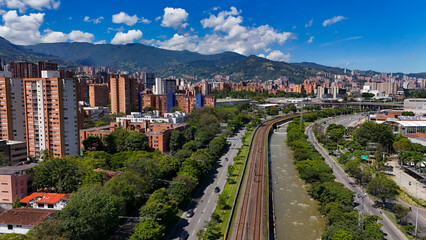 Imagen aérea tomada desde el sur de la ciudad de Medellín, cerca al río del mismo nombre.