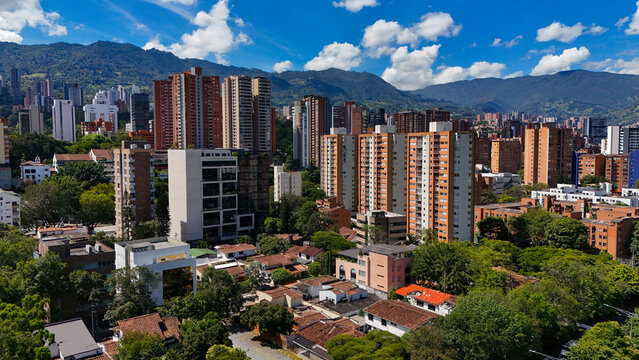 Imagen a&eacute;rea tomada desde el sur de la ciudad de Medell&iacute;n, cerca al r&iacute;o del mismo nombre.